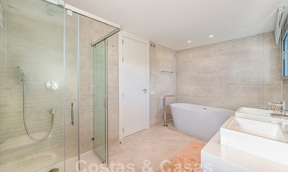 Prêt à emménager! Penthouse moderne et luxueux à vendre sur le terrain de golf, avec vue sur la mer et le golf, East Marbella 62276