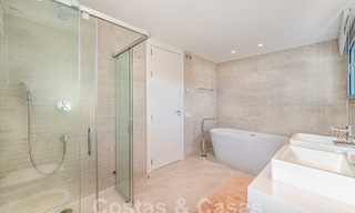 Prêt à emménager! Penthouse moderne et luxueux à vendre sur le terrain de golf, avec vue sur la mer et le golf, East Marbella 62276 