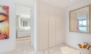 Prêt à emménager! Penthouse moderne et luxueux à vendre sur le terrain de golf, avec vue sur la mer et le golf, East Marbella 62277 