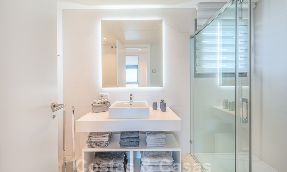 Prêt à emménager! Penthouse moderne et luxueux à vendre sur le terrain de golf, avec vue sur la mer et le golf, East Marbella 62278