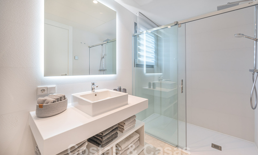 Prêt à emménager! Penthouse moderne et luxueux à vendre sur le terrain de golf, avec vue sur la mer et le golf, East Marbella 62279