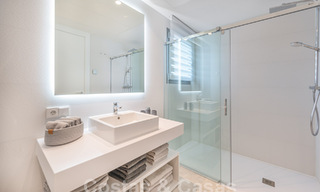 Prêt à emménager! Penthouse moderne et luxueux à vendre sur le terrain de golf, avec vue sur la mer et le golf, East Marbella 62279 