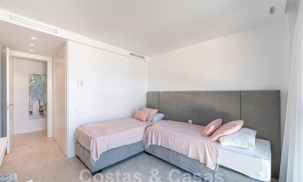 Prêt à emménager! Penthouse moderne et luxueux à vendre sur le terrain de golf, avec vue sur la mer et le golf, East Marbella 62281