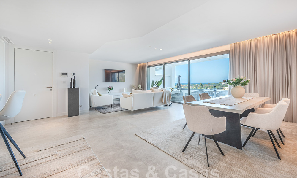 Prêt à emménager! Penthouse moderne et luxueux à vendre sur le terrain de golf, avec vue sur la mer et le golf, East Marbella 62283