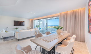 Prêt à emménager! Penthouse moderne et luxueux à vendre sur le terrain de golf, avec vue sur la mer et le golf, East Marbella 62284 