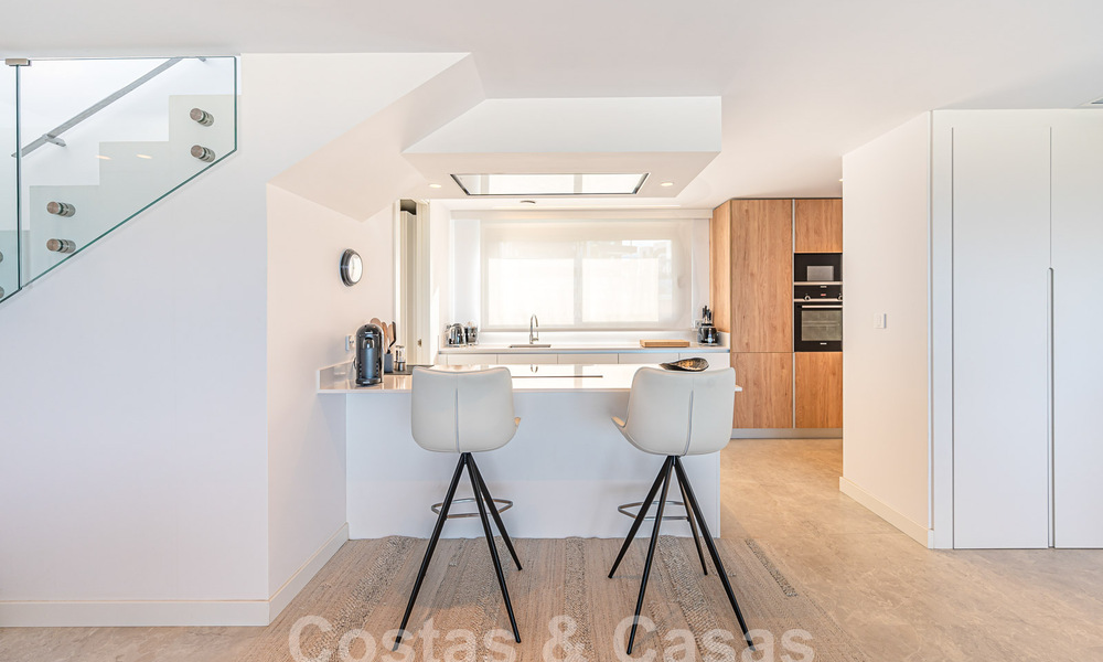 Prêt à emménager! Penthouse moderne et luxueux à vendre sur le terrain de golf, avec vue sur la mer et le golf, East Marbella 62285