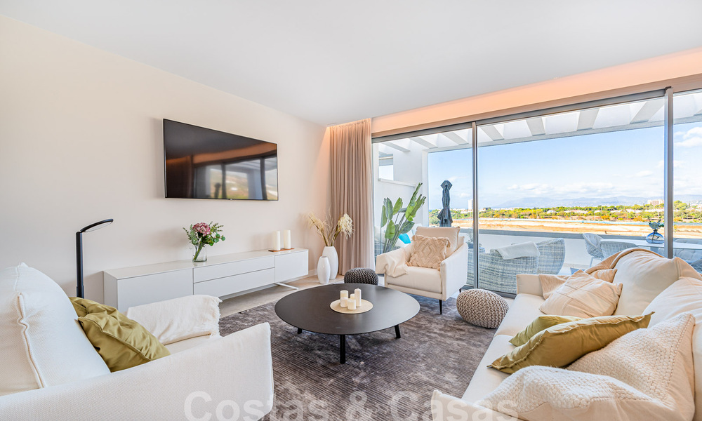 Prêt à emménager! Penthouse moderne et luxueux à vendre sur le terrain de golf, avec vue sur la mer et le golf, East Marbella 62288