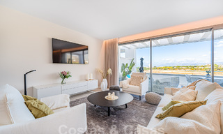 Prêt à emménager! Penthouse moderne et luxueux à vendre sur le terrain de golf, avec vue sur la mer et le golf, East Marbella 62288 