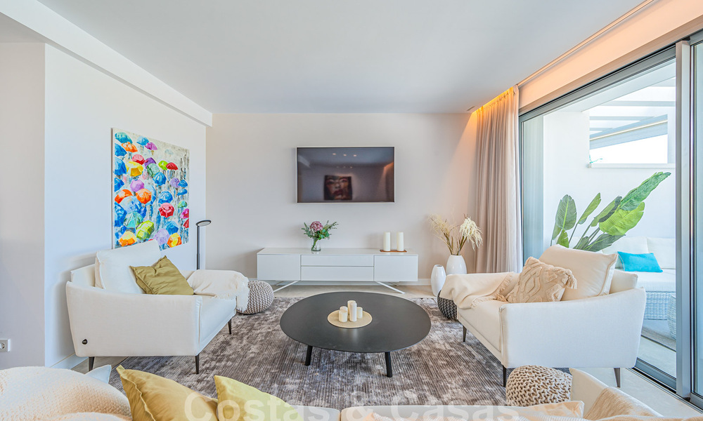 Prêt à emménager! Penthouse moderne et luxueux à vendre sur le terrain de golf, avec vue sur la mer et le golf, East Marbella 62289