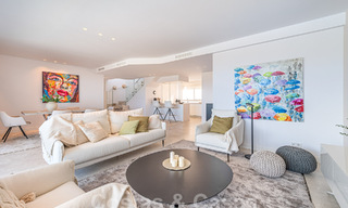 Prêt à emménager! Penthouse moderne et luxueux à vendre sur le terrain de golf, avec vue sur la mer et le golf, East Marbella 62290 