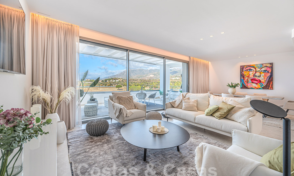 Prêt à emménager! Penthouse moderne et luxueux à vendre sur le terrain de golf, avec vue sur la mer et le golf, East Marbella 62291