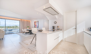 Prêt à emménager! Penthouse moderne et luxueux à vendre sur le terrain de golf, avec vue sur la mer et le golf, East Marbella 62292 