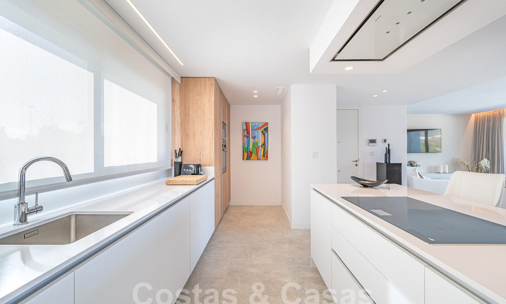 Prêt à emménager! Penthouse moderne et luxueux à vendre sur le terrain de golf, avec vue sur la mer et le golf, East Marbella 62293