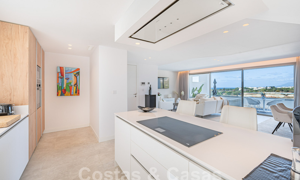 Prêt à emménager! Penthouse moderne et luxueux à vendre sur le terrain de golf, avec vue sur la mer et le golf, East Marbella 62294