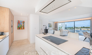 Prêt à emménager! Penthouse moderne et luxueux à vendre sur le terrain de golf, avec vue sur la mer et le golf, East Marbella 62294 