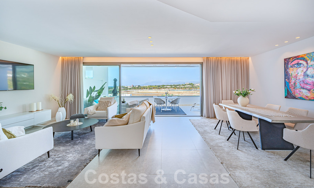 Prêt à emménager! Penthouse moderne et luxueux à vendre sur le terrain de golf, avec vue sur la mer et le golf, East Marbella 62296