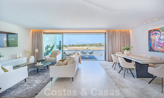 Prêt à emménager! Penthouse moderne et luxueux à vendre sur le terrain de golf, avec vue sur la mer et le golf, East Marbella 62296 