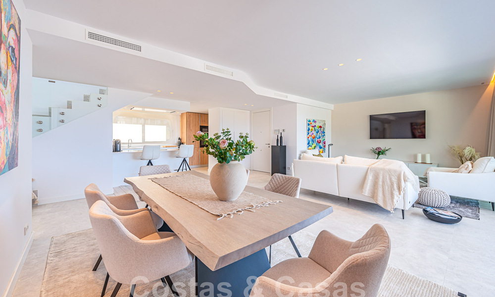 Prêt à emménager! Penthouse moderne et luxueux à vendre sur le terrain de golf, avec vue sur la mer et le golf, East Marbella 62298