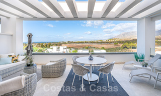 Prêt à emménager! Penthouse moderne et luxueux à vendre sur le terrain de golf, avec vue sur la mer et le golf, East Marbella 62299 