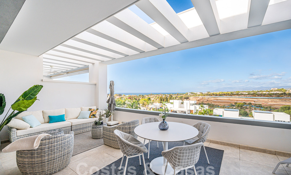 Prêt à emménager! Penthouse moderne et luxueux à vendre sur le terrain de golf, avec vue sur la mer et le golf, East Marbella 62300