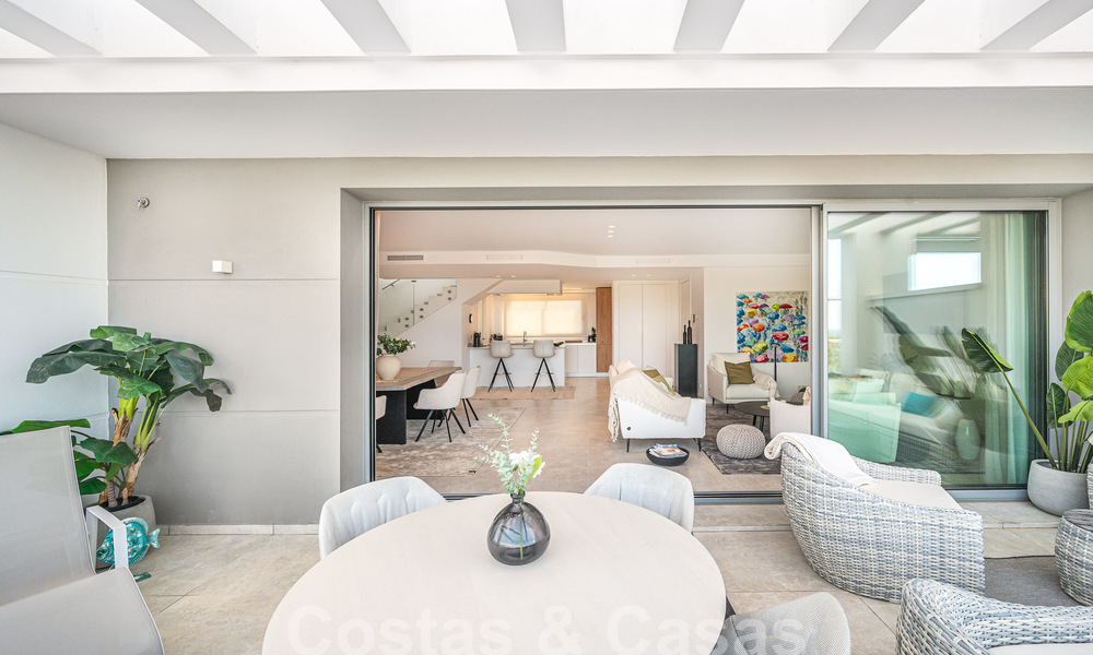 Prêt à emménager! Penthouse moderne et luxueux à vendre sur le terrain de golf, avec vue sur la mer et le golf, East Marbella 62302