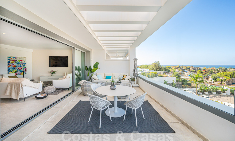 Prêt à emménager! Penthouse moderne et luxueux à vendre sur le terrain de golf, avec vue sur la mer et le golf, East Marbella 62303