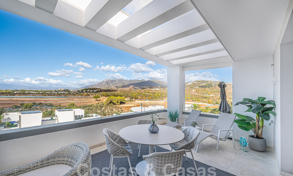 Prêt à emménager! Penthouse moderne et luxueux à vendre sur le terrain de golf, avec vue sur la mer et le golf, East Marbella 62306