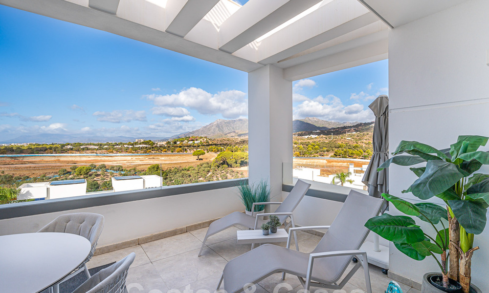 Prêt à emménager! Penthouse moderne et luxueux à vendre sur le terrain de golf, avec vue sur la mer et le golf, East Marbella 62307