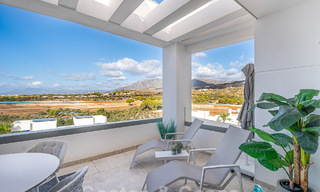 Prêt à emménager! Penthouse moderne et luxueux à vendre sur le terrain de golf, avec vue sur la mer et le golf, East Marbella 62307 