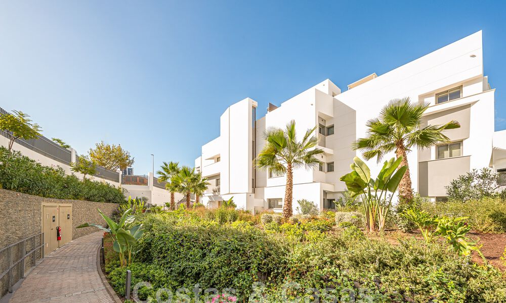 Prêt à emménager! Penthouse moderne et luxueux à vendre sur le terrain de golf, avec vue sur la mer et le golf, East Marbella 62317