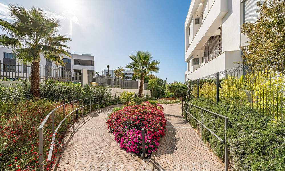 Prêt à emménager! Penthouse moderne et luxueux à vendre sur le terrain de golf, avec vue sur la mer et le golf, East Marbella 62318