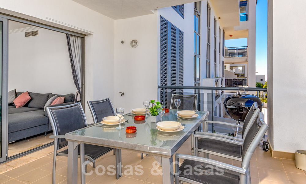 Spacieux appartement moderne à vendre avec vue panoramique sur le golf et la mer dans un complexe de golf cinq étoiles à Benahavis - Marbella 62320