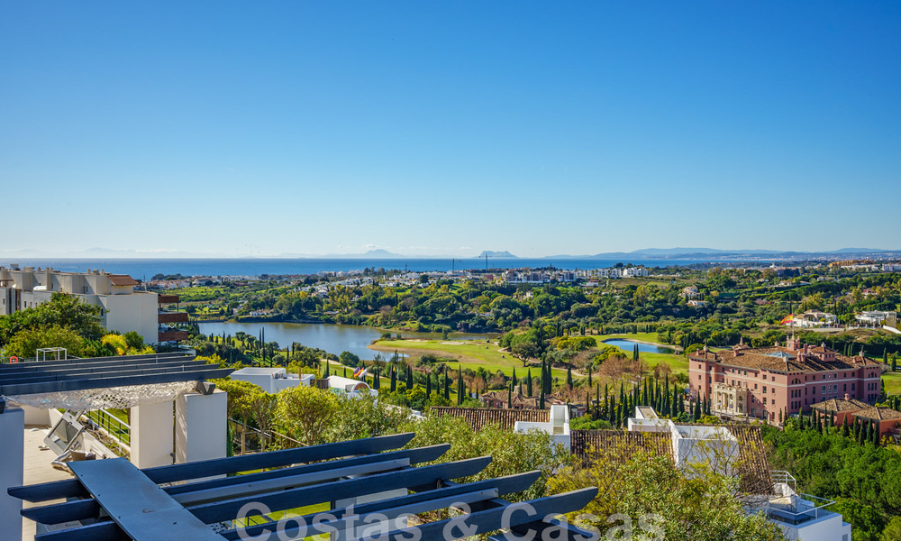 Spacieux appartement moderne à vendre avec vue panoramique sur le golf et la mer dans un complexe de golf cinq étoiles à Benahavis - Marbella 62323