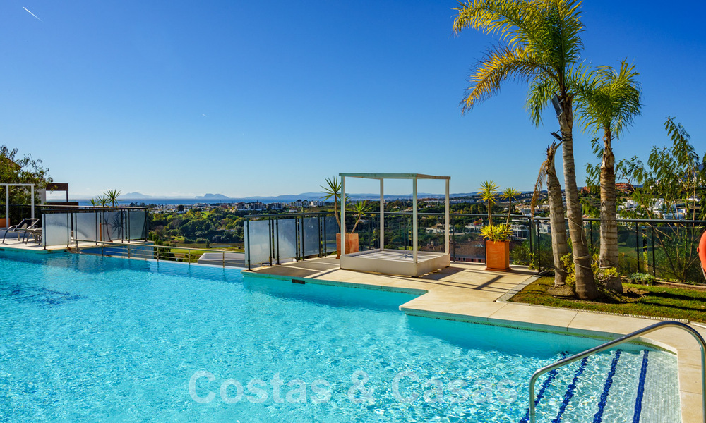 Spacieux appartement moderne à vendre avec vue panoramique sur le golf et la mer dans un complexe de golf cinq étoiles à Benahavis - Marbella 62340