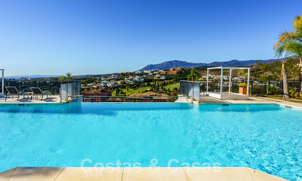 Spacieux appartement moderne à vendre avec vue panoramique sur le golf et la mer dans un complexe de golf cinq étoiles à Benahavis - Marbella 62343