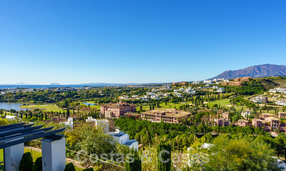 Spacieux appartement moderne à vendre avec vue panoramique sur le golf et la mer dans un complexe de golf cinq étoiles à Benahavis - Marbella 62345