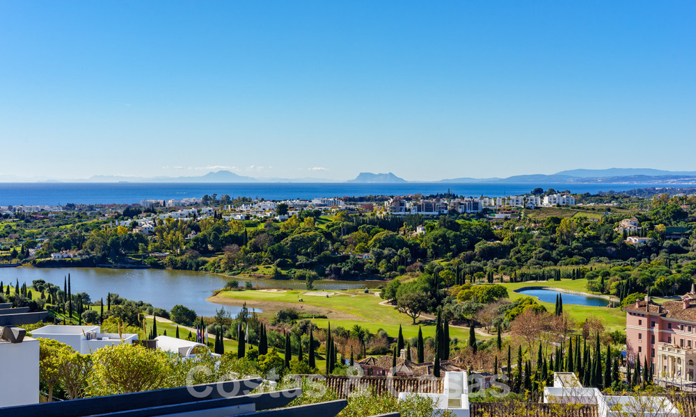 Spacieux appartement moderne à vendre avec vue panoramique sur le golf et la mer dans un complexe de golf cinq étoiles à Benahavis - Marbella 62346