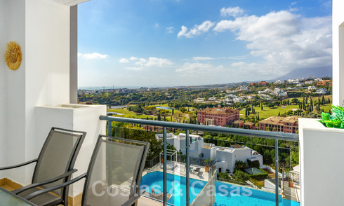 Appartement à vendre prêt à emménager avec vue imprenable sur le golf et la mer dans un complexe golfique exclusif à Benahavis - Marbella 62348