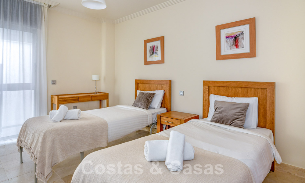 Appartement à vendre prêt à emménager avec vue imprenable sur le golf et la mer dans un complexe golfique exclusif à Benahavis - Marbella 62356