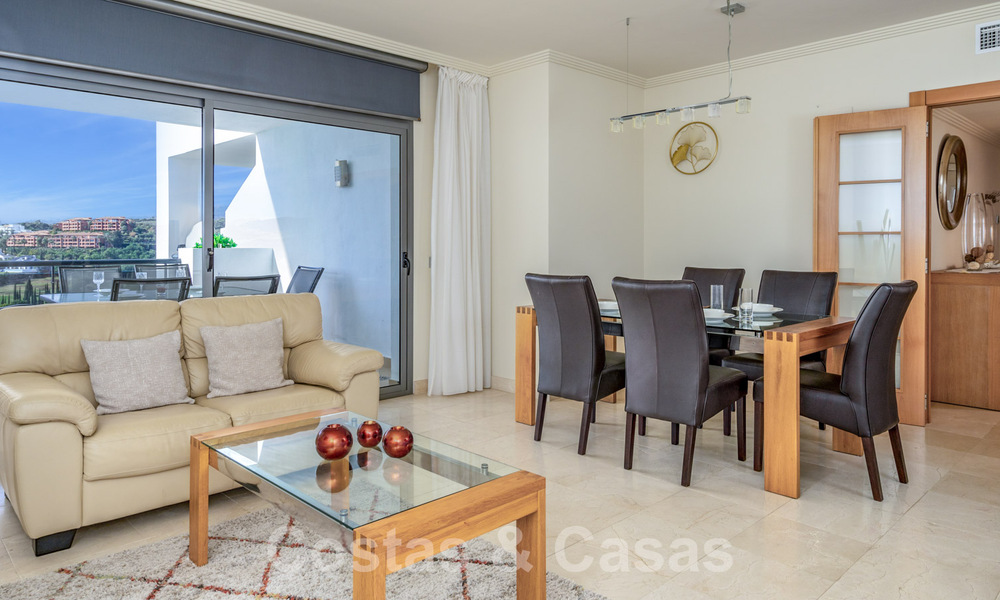 Appartement à vendre prêt à emménager avec vue imprenable sur le golf et la mer dans un complexe golfique exclusif à Benahavis - Marbella 62360