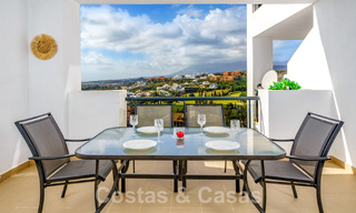 Appartement à vendre prêt à emménager avec vue imprenable sur le golf et la mer dans un complexe golfique exclusif à Benahavis - Marbella 62361 