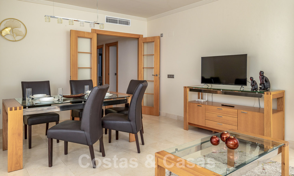 Appartement à vendre prêt à emménager avec vue imprenable sur le golf et la mer dans un complexe golfique exclusif à Benahavis - Marbella 62363
