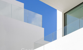 Villas de luxe prêtes à emménager, à vendre dans un nouveau complexe innovant composé de 12 villas sophistiquées avec vue sur la mer, sur le Golden Mile de Marbella 62660 