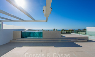 Revente! Villas de luxe prêtes à emménager, à vendre dans un nouveau complexe innovant composé de 12 villas sophistiquées avec vue sur la mer, sur le Golden Mile de Marbella 62710 