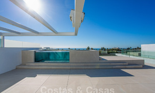 Villas de luxe prêtes à emménager, à vendre dans un nouveau complexe innovant composé de 12 villas sophistiquées avec vue sur la mer, sur le Golden Mile de Marbella 62710 