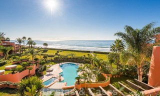 Spacieux penthouse de luxe à vendre avec 4 chambres et vue sur la mer dans un complexe balnéaire à Marbella Est 62851 