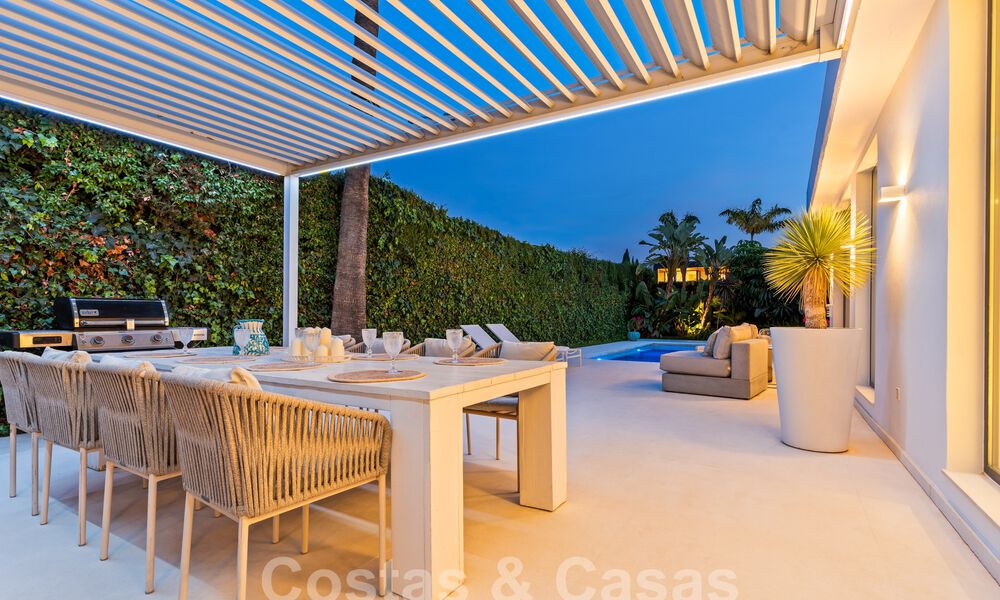 Villa de luxe moderne à vendre avec architecture méditerranéenne contemporaine située á Nueva Andalucia, Marbella 62990