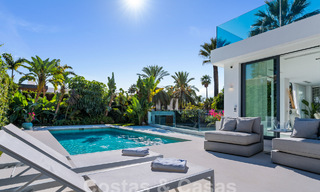 Villa de luxe moderne à vendre avec architecture méditerranéenne contemporaine située á Nueva Andalucia, Marbella 62998 