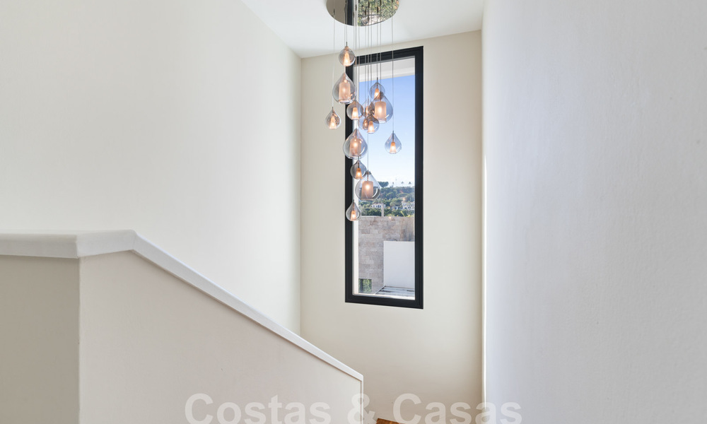 Villa de luxe moderne à vendre avec architecture méditerranéenne contemporaine située á Nueva Andalucia, Marbella 63005