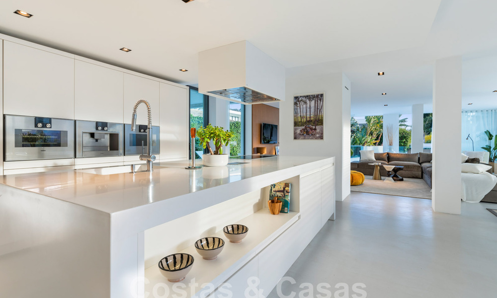 Villa de luxe moderne à vendre avec architecture méditerranéenne contemporaine située á Nueva Andalucia, Marbella 63013